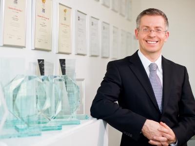 Herr Mag. Leo Willert