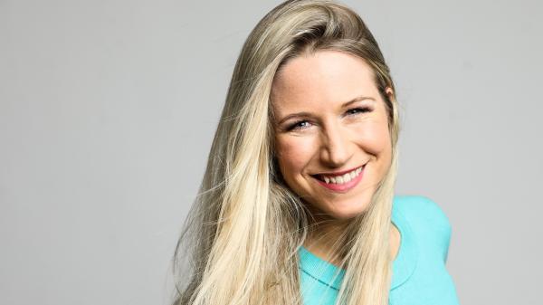 Frau Tabitha Bühne