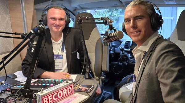 Vorstand Enno Spillner mit Peter Heinrich