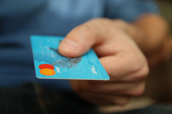 Person hält Debitkarte in der Hand