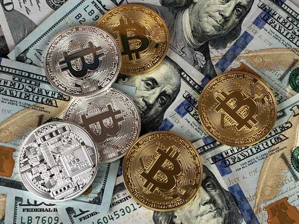 Runde Gold- und SIlbermünzen mit Bitcoin-Symbol